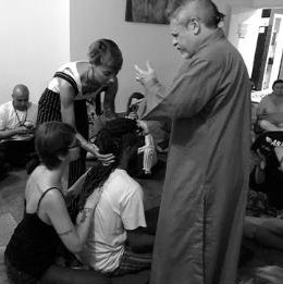 Otávio Leal conduzindo uma turma presencial de Reiki