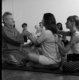 Prática de imposição de mãos em turma de Reiki com Otávio Leal