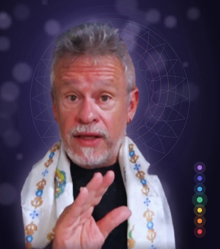 Otávio Leal (Dhyan Prem) explicando Reiki, com as cores dos chakras
