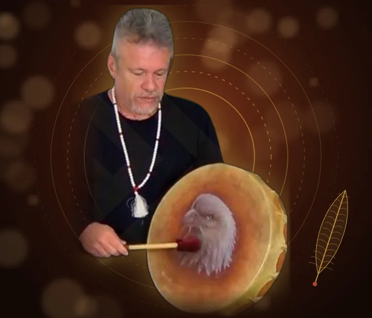 Otávio Leal tocando o tambor xamânico