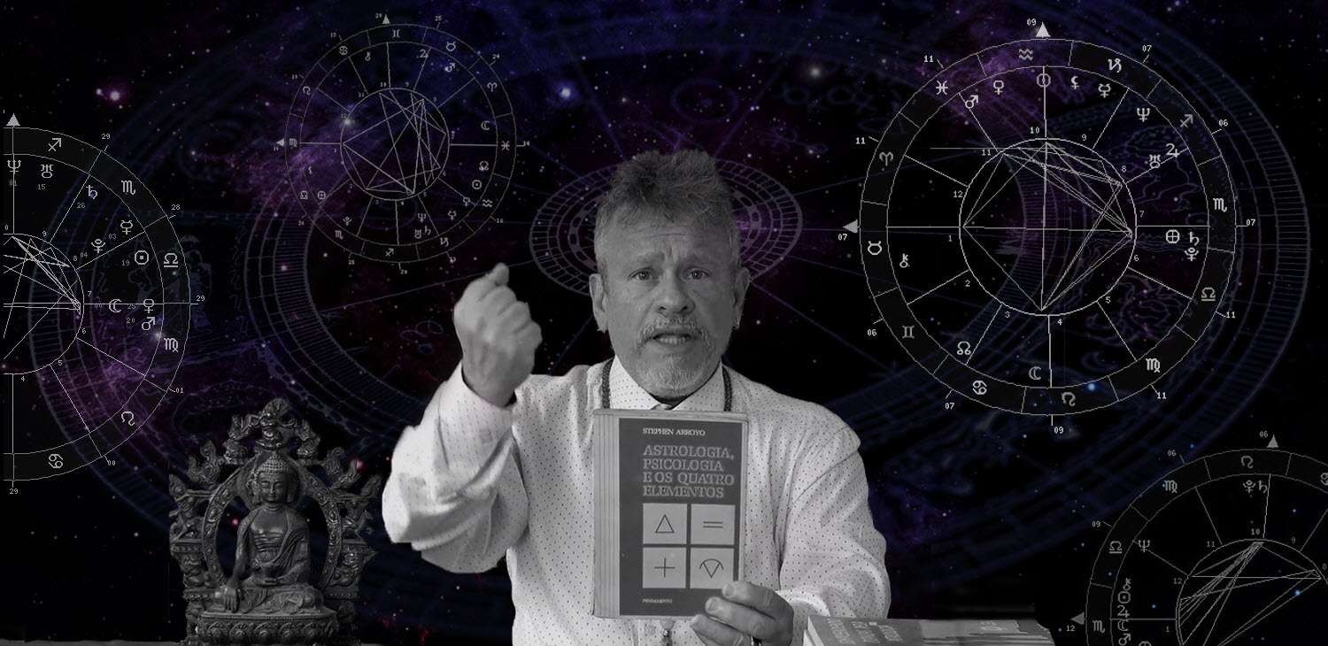 Otávio Leal (Dhyan Prem) com o livro Astrologia, Psicologia e os Quatro Elementos, de Stephen Arroyo, diante de mapas astrais