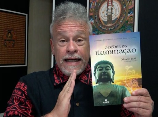 Otávio Leal (Dhyan Prem) com o seu livro O Poder da Iluminação