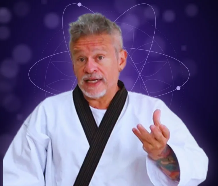 Otávio Leal de kimono branco ensinando a formação de terapeuta