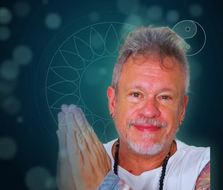 Otávio Leal em saudação namastê em um campo de energia
