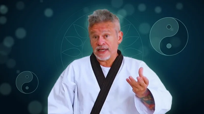 Otávio Leal (Dhyan Prem) ensinando chi kung e tai chi kung na Formação Terapeuta Quântico