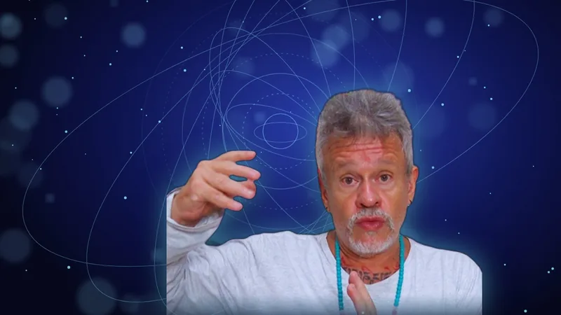 Otávio Leal (Dhyan Prem) ensinando mãos quânticas e reiki na Formação Terapeuta Quântico
