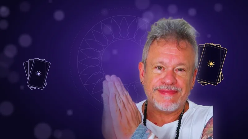 Otávio Leal (Dhyan Prem) ensinando tarô e baralho cigano na Formação Terapeuta Quântico