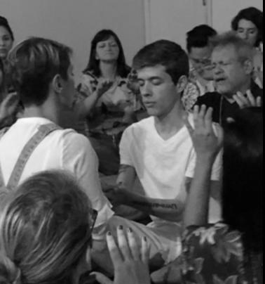 Turma de Reiki em prática de meditação com Otávio Leal
