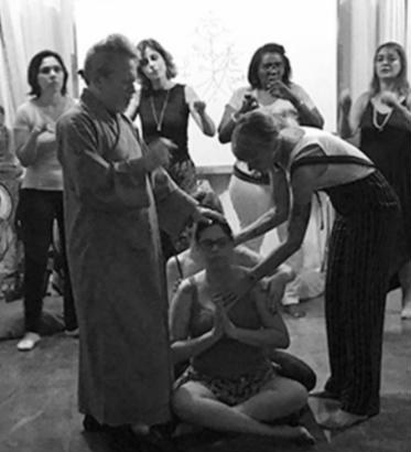 Otávio Leal conduzindo uma iniciação de Reiki em turma presencial